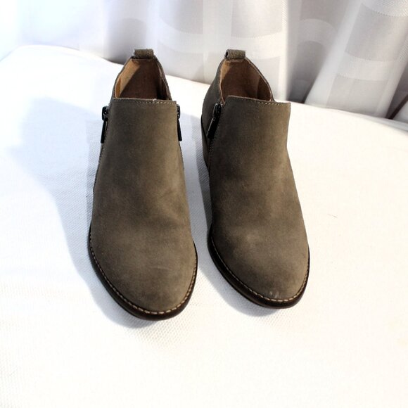 Lucky Brand Taupe Suede Ankle Boots / Booties, 1.75" Stacked Heel, 6M - Picture 4 of 10